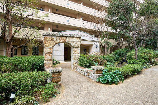 エントランス周りは、品格と華やかさを一際感じさせる庭が配されています。		