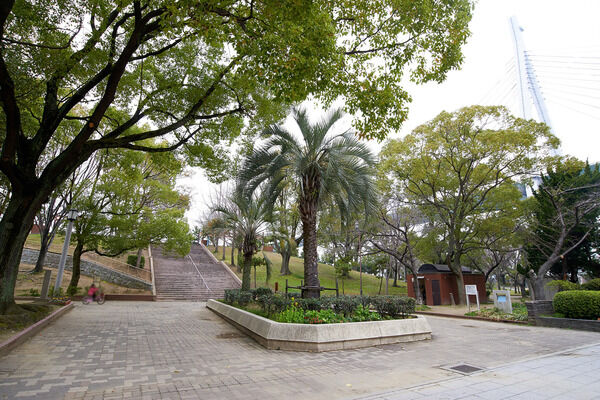 標高4.5mの日本一低い山として有名な「天保山公園」は約6,300m(徒歩78分)。 標高4.5mの日本一低い山として有名な「天保山公園」は約6,300m(徒歩78分)。