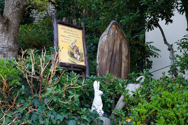 多彩な緑のガーデンが揃った森は“不思議の国のアリス”の世界を再現しています。