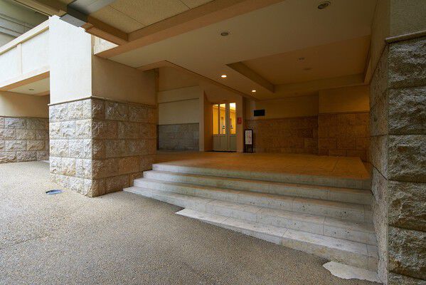 大きな石積みの柱で格調高く仕上げたピロティ。風格と重厚感を醸し出します。