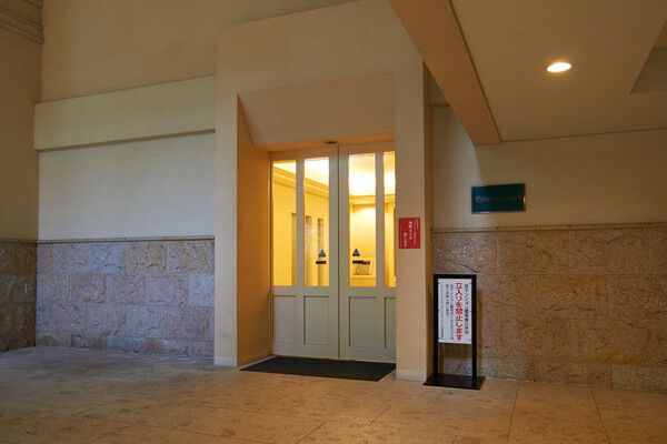 エントランスを抜けると吹抜のアーチ状天井や飾り照明が美しいエントランスホールへ。