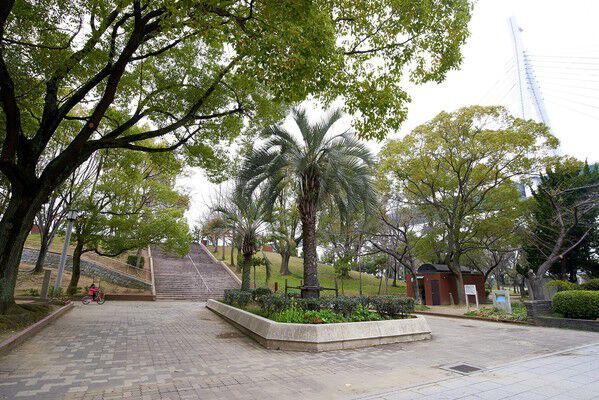 隠れた花見の名所としても注目の「天保山公園」は、約6,500m（徒歩82分）。