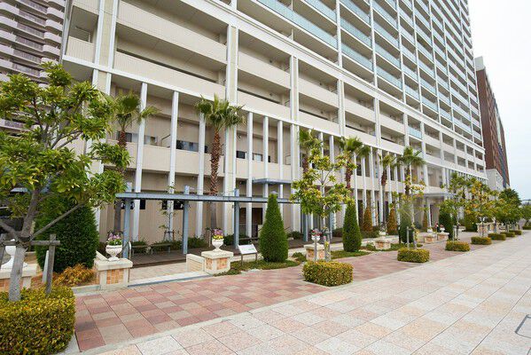 自然の美しさを調和させ、まるでリゾートホテルへ向かうかのようなアプローチ。