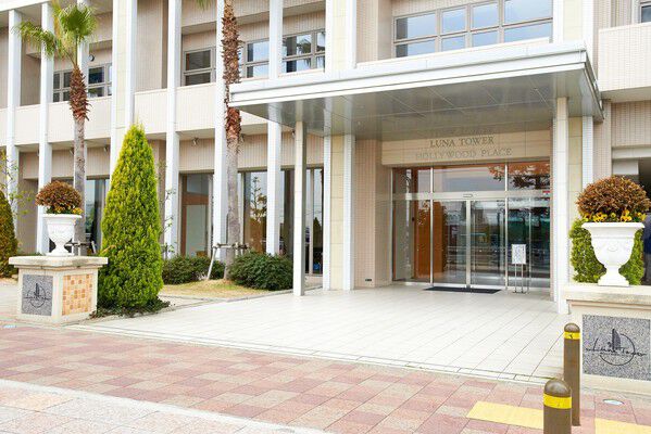 車寄せが設けられ、まるでシティホテルのような佇まい。