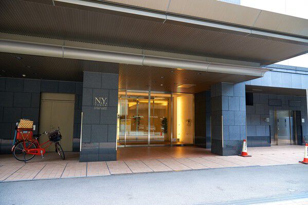 地下鉄への出入り口階段を併設したメインエントランス。