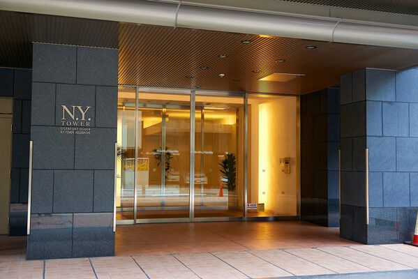 素材の美を存分に生かした黒御影石のエントランスが品格と上質を謳う。