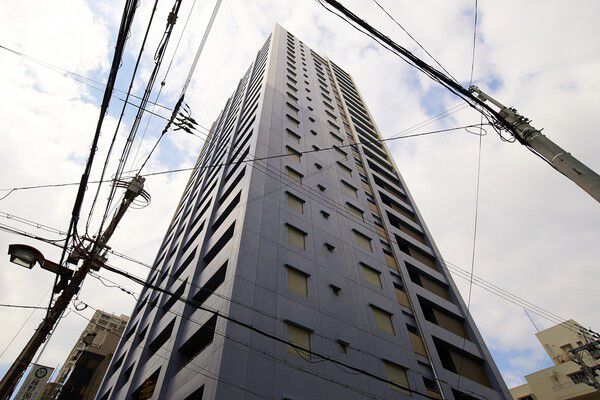 【ジオタワー京町堀】直線的なラインがシャープなシルエットを描く都会的なデザイン。