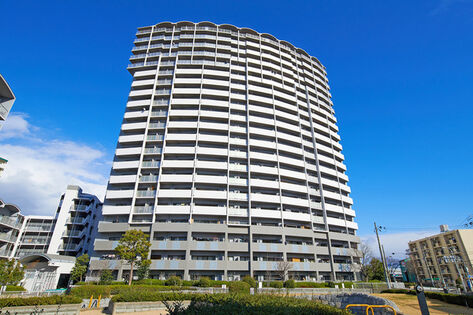 青空をバックにそびえる姿に、風格が漂います。		 青空をバックにそびえる姿に、風格が漂います。