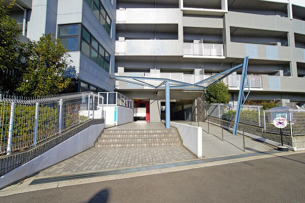 サンサンと日光が差し込み、晴れ晴れとした気持ちにさせてくれるエントランス付近。 サンサンと日光が差し込み、晴れ晴れとした気持ちにさせてくれるエントランス付近。