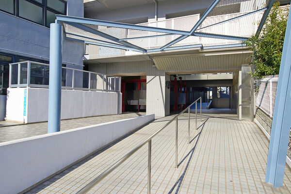 エントランス付近のスロープを広々とり、ご年配の方にも優しい造り。 エントランス付近のスロープを広々とり、ご年配の方にも優しい造り。