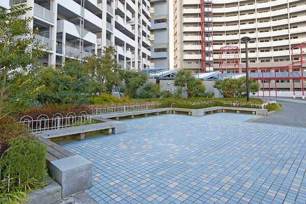 マンション前のゆったりとした共用スペースは、住民の憩いの場になっています。 マンション前のゆったりとした共用スペースは、住民の憩いの場になっています。