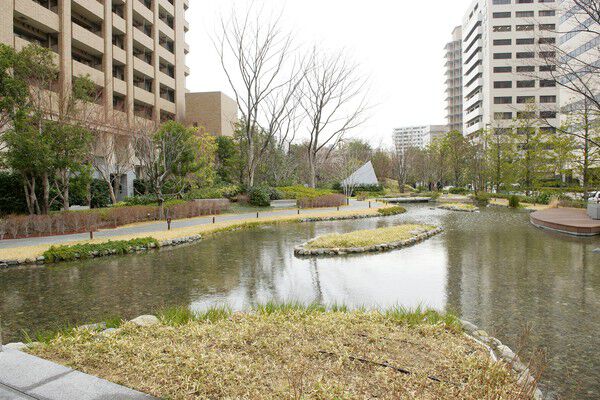 すぐ近くに水や緑が配されて、癒しにあふれた毎日です。		 すぐ近くに水や緑が配されて、癒しにあふれた毎日です。