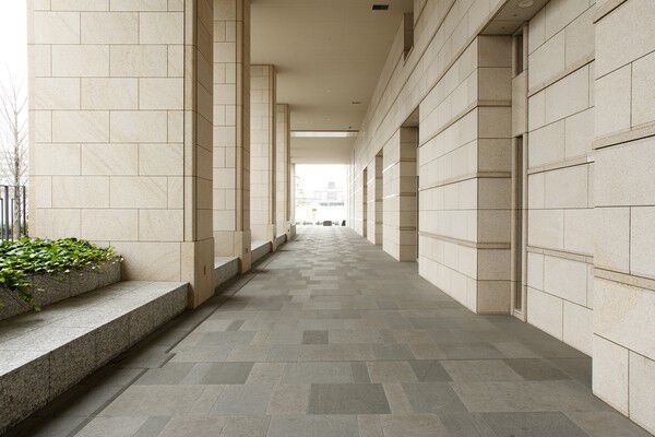 古代ギリシアの神殿を思わせる回廊が配されています。		 古代ギリシアの神殿を思わせる回廊が配されています。