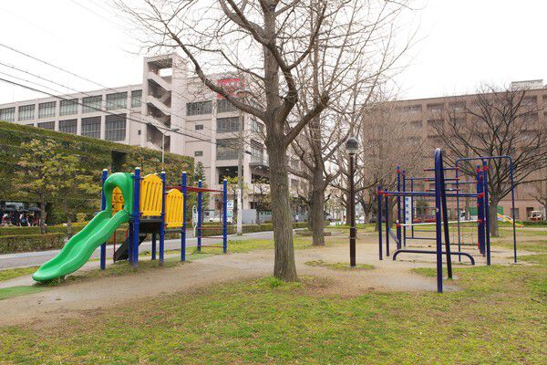 緑あふれる「中津南公園」まで約550m(徒歩7分)。		 緑あふれる「中津南公園」まで約550m(徒歩7分)。