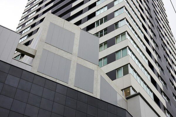 格調高い黒をまとった低層部から伸びる洗練のフォルム。