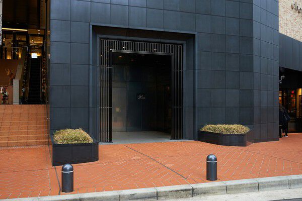 黒御影石で創られた門構えと格子枠が都会の喧騒から住まいを隔てるエントランス。