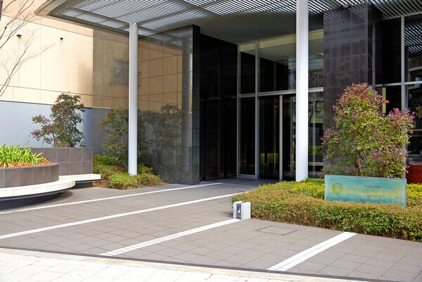 住まいの顔となるエントランスは、黒と白を基調としたクールなデザイン。		