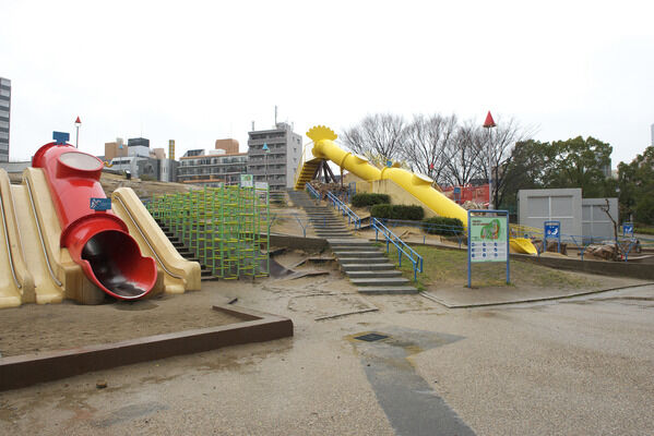広場あり、遊具ありの市営都市公園「扇町公園」まで約800m（徒歩10分）。		