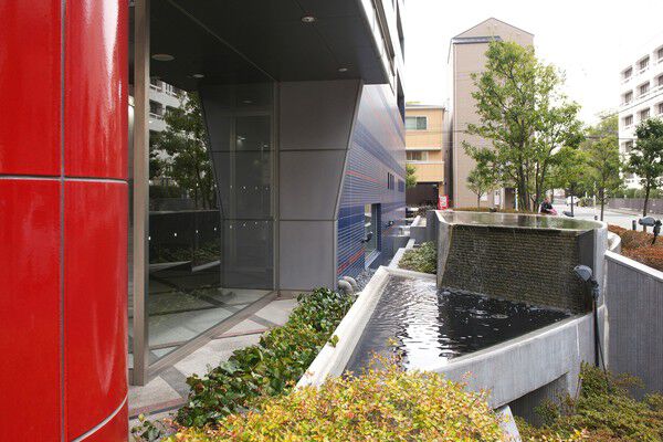 エントランス横の植栽や水辺も手入れが行き届いています。			