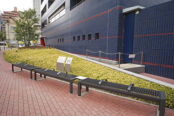 ベンチが敷地内に多く設けられています。				