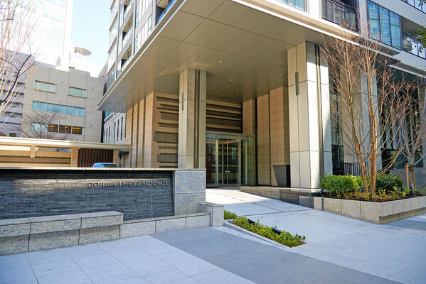 枝葉を伸ばしたエゴノキが、ゲートのような雰囲気でお迎えするエントランス。 枝葉を伸ばしたエゴノキが、ゲートのような雰囲気でお迎えするエントランス。