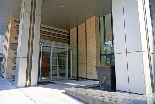 アプローチは石貼りで、歩む足元から気品が感じられます。 アプローチは石貼りで、歩む足元から気品が感じられます。