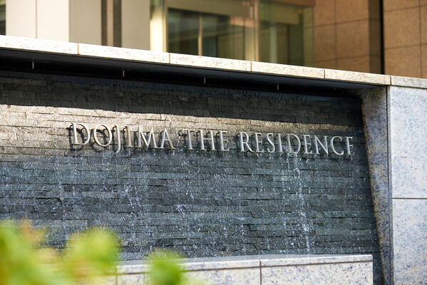 天然石の石積みを採用したエントランスは、どこかモダンな表情を漂わせます。 天然石の石積みを採用したエントランスは、どこかモダンな表情を漂わせます。