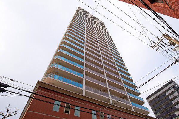 【ヴィークタワーOSAKA】リバーサイドに爽やかな風と温かな陽光の恩恵を受けて佇む。