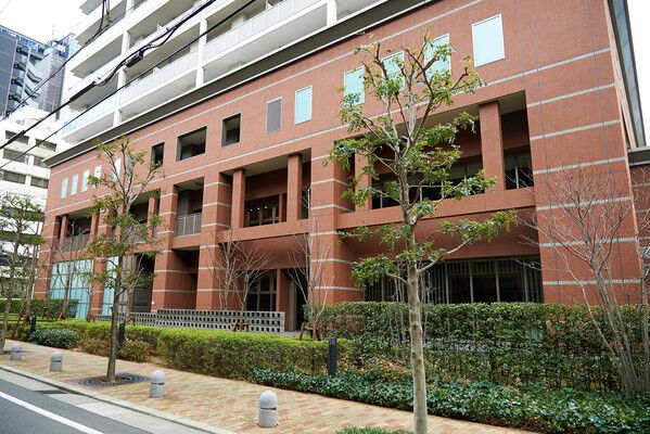 緑鮮やかな植栽が映える、ブラウンタイルの基礎部。