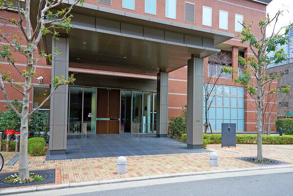 シックな色合いの大きなルーフと柱が重厚感を醸し出すエントランス。