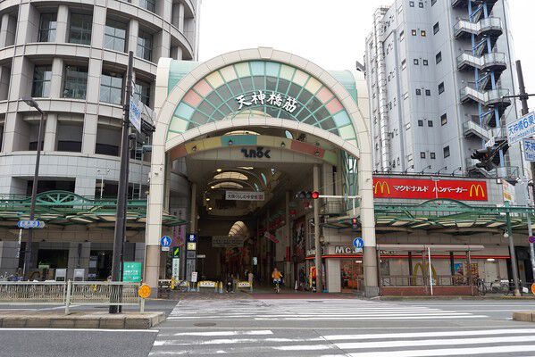 活気あふれる「天神橋筋商店街」は、約420m（徒歩6分）。