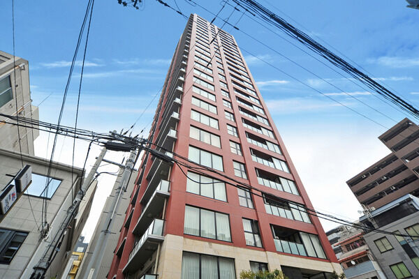 【シティタワー梅田イースト】都市の景観を鮮やかに映し出す、大きなダイレクトウィンドウ。		