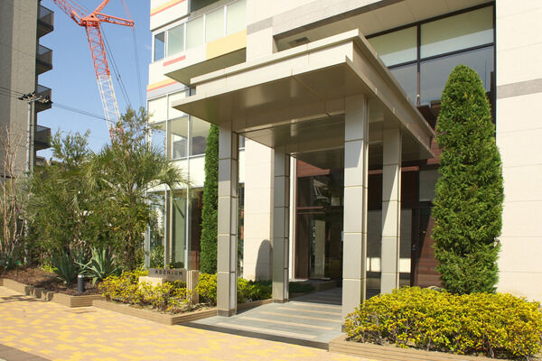 多彩な自然が、潤いと安らぎの空間を創造するエントランス。 多彩な自然が、潤いと安らぎの空間を創造するエントランス。