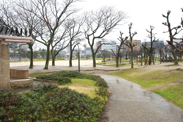 緑豊かな広場や個性的な遊具が楽しめる「扇町公園」まで約540m(徒歩7分)。 緑豊かな広場や個性的な遊具が楽しめる「扇町公園」まで約540m(徒歩7分)。