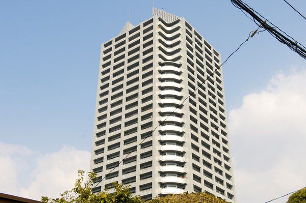【カデンツァザタワー】白を基調とした外観が、青空に映えます。		