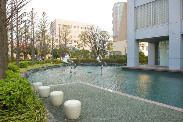 ゆるやかにカーブを描くアプローチがエントランスへと続きます。		