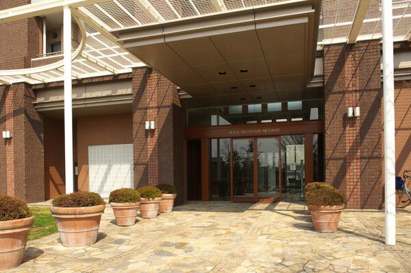 エントランスはオートロックで防犯性が高められています。		