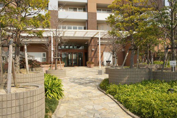 アプローチの鮮やかな緑は、四季を通じて安らぎを届けます。		