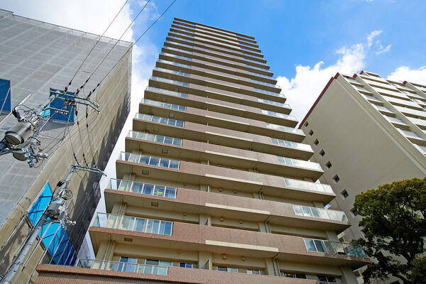 【ジオ北堀江】透明感のあるガラス面がシンメトリーに配され、清潔感を強調。		 【ジオ北堀江】透明感のあるガラス面がシンメトリーに配され、清潔感を強調。