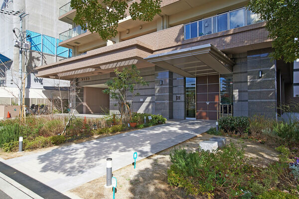 緑が美しく調和したエントランスが出迎えてくれます。		