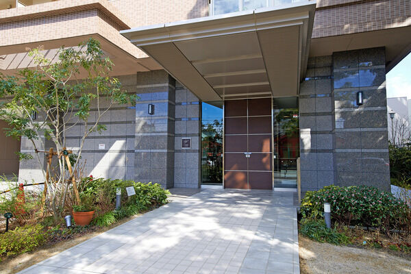 石やウッドを用いて、ナチュラルながら洗練されたムードに設えられたエントランス。		