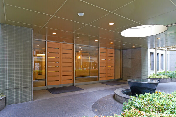 まるでホテルのような、広々としたエントランス。		