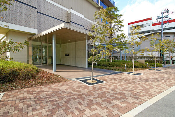 緑がほどよく植栽され、穏やかなムードが流れるエントランス部分。		