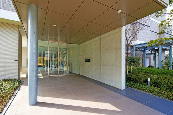 奥行きあるエントランスが、プライバシーを確保してくれます。		