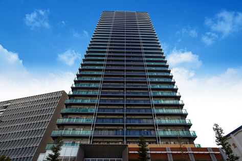 見上げればその存在感に圧倒されるほど堂々とそびえ立つ、地上33階建てのフォルム。 見上げればその存在感に圧倒されるほど堂々とそびえ立つ、地上33階建てのフォルム。