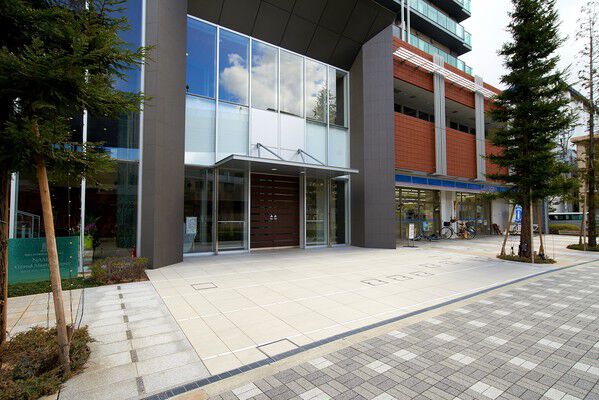 基壇部には落ち着きのあるレンガ色のタイルを施し、格調高いイメージを演出。 基壇部には落ち着きのあるレンガ色のタイルを施し、格調高いイメージを演出。