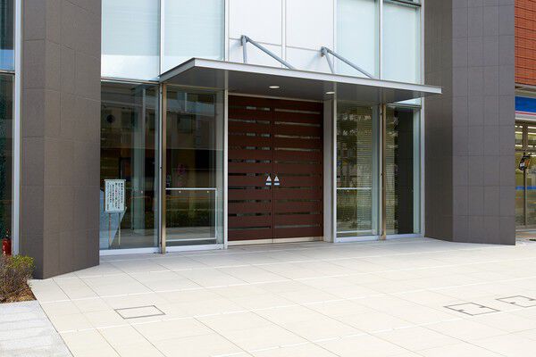 2層にわたる高さを活かしたスケール感溢れるスタイルのエントランス。 2層にわたる高さを活かしたスケール感溢れるスタイルのエントランス。