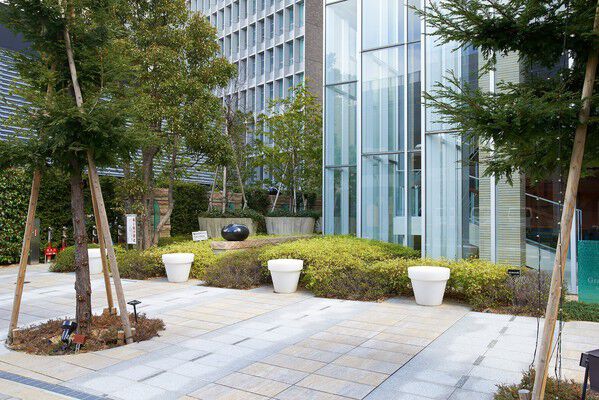 敷地中央に建物を配置し、周囲に緑とゆとり溢れる空間を演出しています。 敷地中央に建物を配置し、周囲に緑とゆとり溢れる空間を演出しています。