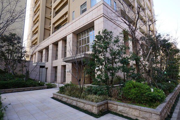 植込みの緑が、ご家族の帰宅を優しく迎えます。		