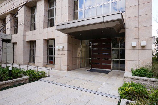 スタイリッシュな暮らしを予感させるアプローチ。		